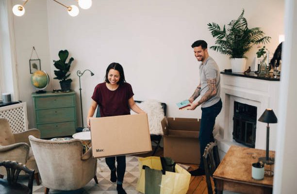 Couple qui prépare ses cartons de déménagement