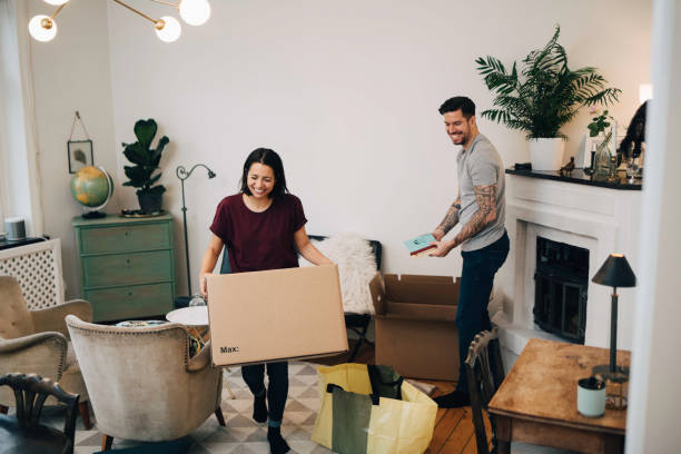 Couple qui prépare ses cartons de déménagement