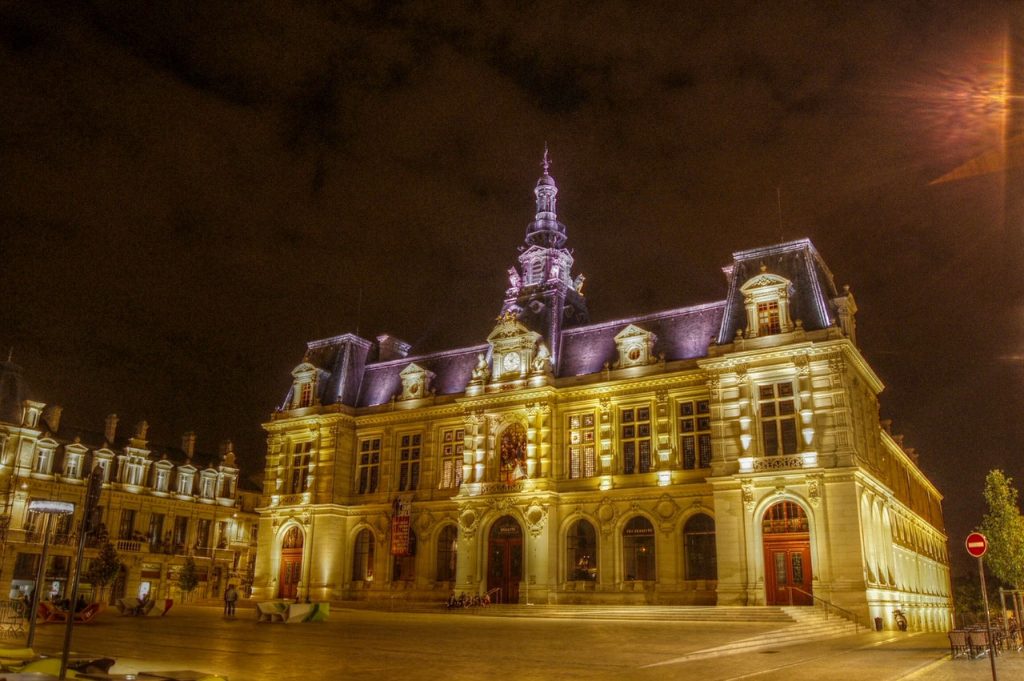photo de nuit de l'hôtel de ville de Poitiers