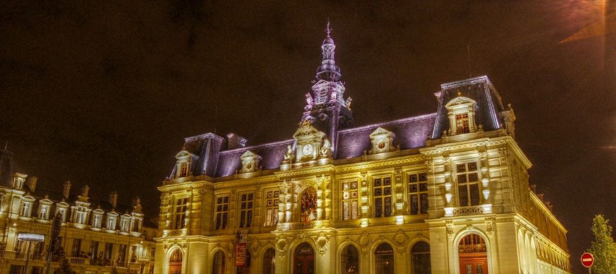 photo de nuit de l'hôtel de ville de Poitiers